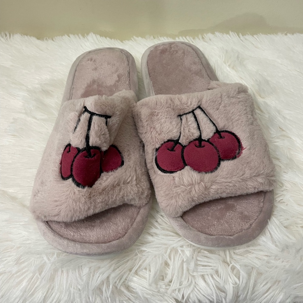 Bedroom fluppy slippers size 9